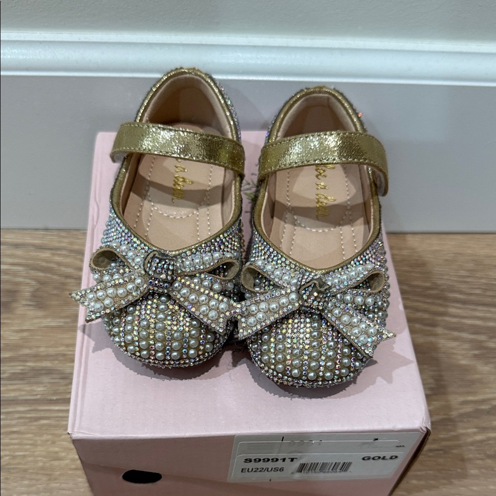 Worn once Girls' Glitter Gold Mary Jane Dress Shoes with Pearl Bow